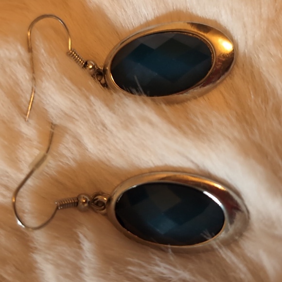 Vintage Gold Toned Blue Sapphire Like Center Piece Hook Earrings - Picture 5 of 7